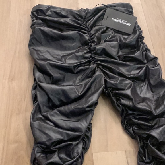 ⚡️Pretty Little Thing Ruched Faux Leather Legging - Picture 2 of 6